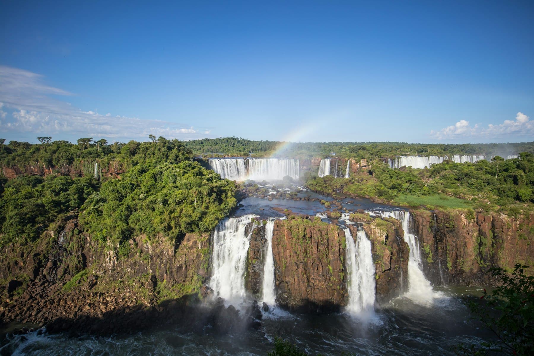 Saltos de las Cataratas del Iguazú entre selva