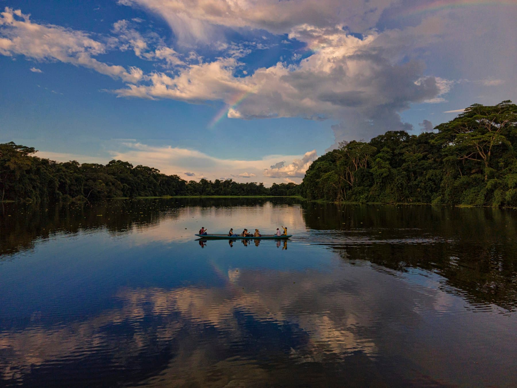 Río en la selva amazónica al atardecer